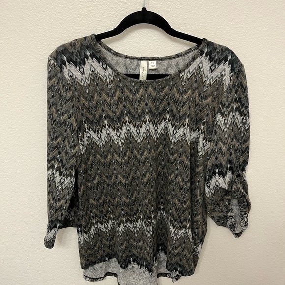 Elle Tops - Elle Black and Gray Graphic 3/4 Sleeve Blouse